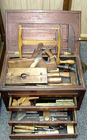 8283-385 ANTIQUE WOODWORKERS WOOD TOOL BOX WITH TOOLS 